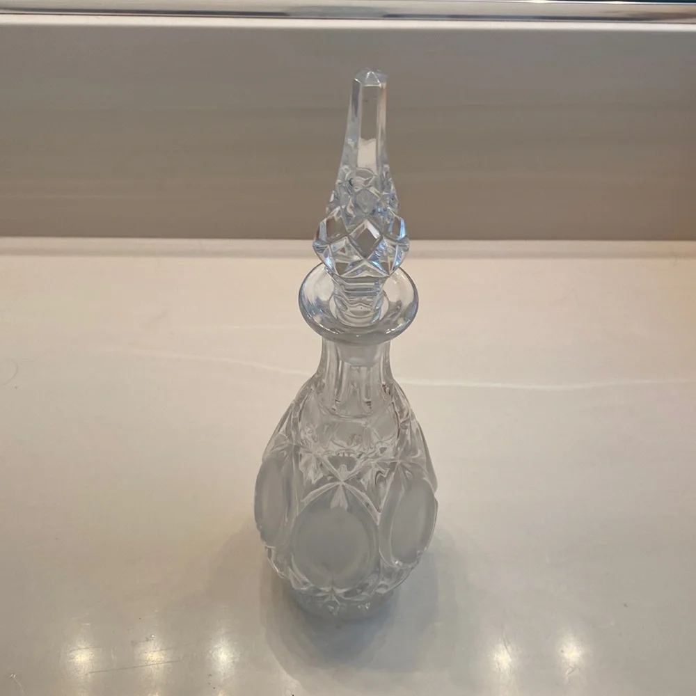 Gorgeous Crystal frosted wine decanter. 15‎ 1/2 in tall. Very heavy
